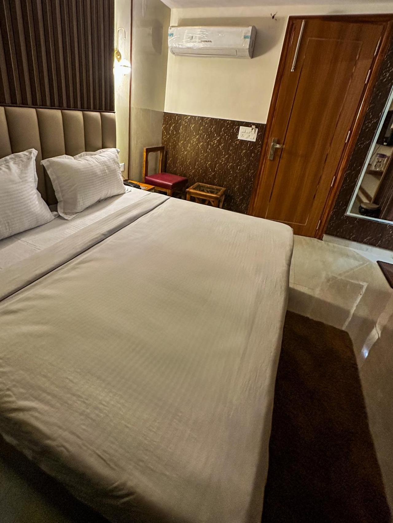 Delhi Delight Premium Bed & Breakfast Yeni Delhi Dış mekan fotoğraf